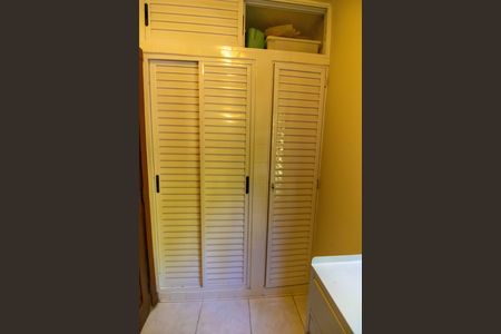 Casa de condomínio à venda com 368m², 3 quartos e 6 vagasQuarto de Serviço