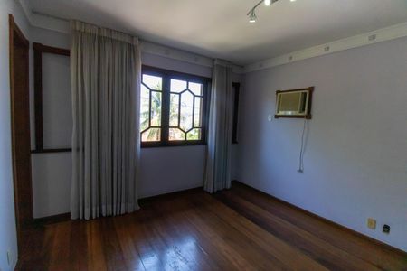 Casa de condomínio à venda com 368m², 3 quartos e 6 vagasSuíte 1