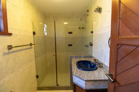 Casa de condomínio à venda com 368m², 3 quartos e 6 vagasBanheiro da Suíte 2