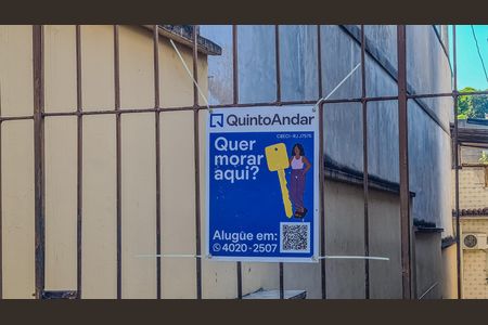 Casa para alugar com 55m², 2 quartos e sem vaga Casa para alugar com 55m², 2 quartos e sem vagaFachada do condomínio com placa