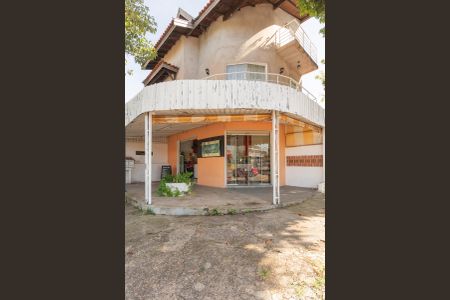 Casa à venda com 302m², 3 quartos e 4 vagas Casa à venda com 302m², 3 quartos e 4 vagasComércio Anexo