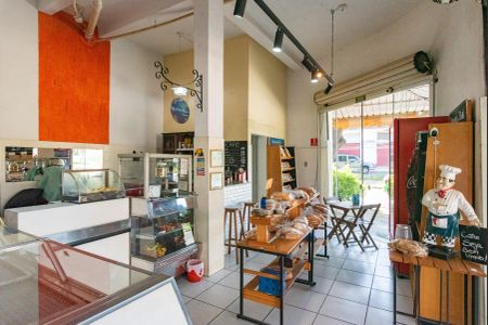 Casa à venda com 302m², 3 quartos e 4 vagas Casa à venda com 302m², 3 quartos e 4 vagasComércio Anexo