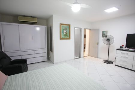 Casa à venda com 715m², 4 quartos e 8 vagasQuarto Suíte