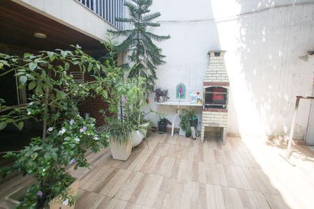 Casa à venda com 715m², 4 quartos e 8 vagasQuintal