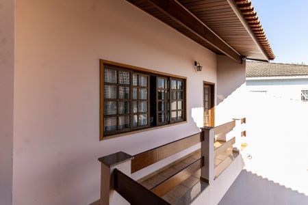 Casa à venda com 250m², 3 quartos e 3 vagas Casa à venda com 250m², 3 quartos e 3 vagasVaranda