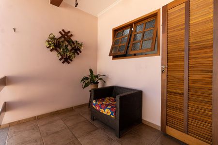 Casa à venda com 250m², 3 quartos e 3 vagas Casa à venda com 250m², 3 quartos e 3 vagasVaranda