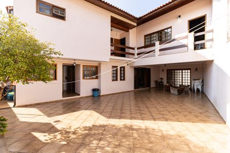 Casa à venda com 250m², 3 quartos e 3 vagas Casa à venda com 250m², 3 quartos e 3 vagasQuintal