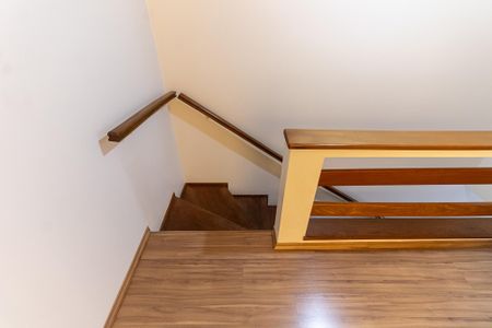 Casa à venda com 250m², 3 quartos e 3 vagas Casa à venda com 250m², 3 quartos e 3 vagasEscada