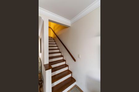Casa à venda com 250m², 3 quartos e 3 vagas Casa à venda com 250m², 3 quartos e 3 vagasEscada