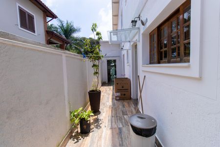 Casa de condomínio para alugar com 400m², 3 quartos e 4 vagasCorredor lateral