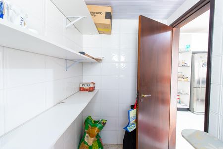 Casa de condomínio para alugar com 400m², 3 quartos e 4 vagasDespensa