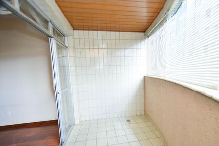 Apartamento à venda com 130m², 4 quartos e 2 vagas Apartamento à venda com 130m², 4 quartos e 2 vagasVaranda