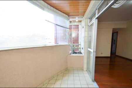 Apartamento à venda com 130m², 4 quartos e 2 vagas Apartamento à venda com 130m², 4 quartos e 2 vagasVaranda