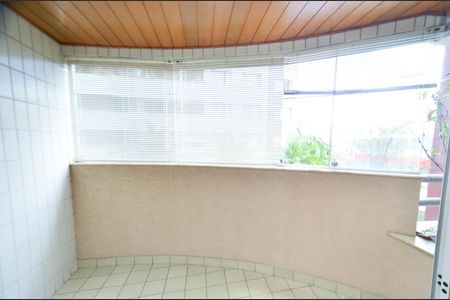 Apartamento à venda com 130m², 4 quartos e 2 vagas Apartamento à venda com 130m², 4 quartos e 2 vagasVaranda