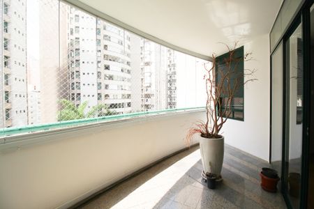 Apartamento à venda com 121m², 3 quartos e 3 vagasVaranda 