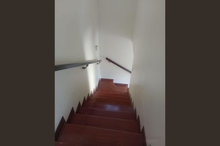 Casa à venda com 129m², 3 quartos e 3 vagas Casa à venda com 129m², 3 quartos e 3 vagasEscadaria