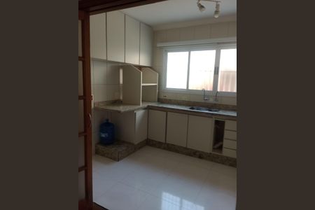 Casa à venda com 129m², 3 quartos e 3 vagas Casa à venda com 129m², 3 quartos e 3 vagasCozinha