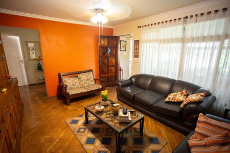 Casa à venda com 220m², 3 quartos e 2 vagasSala