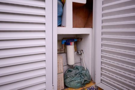 Casa à venda com 560m², 5 quartos e 4 vagasCorredor de acesso lateral - Dispensa