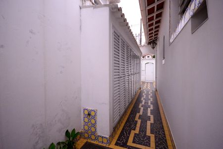 Casa à venda com 560m², 5 quartos e 4 vagasCorredor de acesso lateral