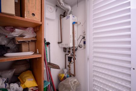 Casa à venda com 560m², 5 quartos e 4 vagasCorredor de acesso lateral - Dispensa/gas