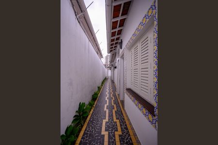 Casa à venda com 560m², 5 quartos e 4 vagasCorredor de acesso lateral