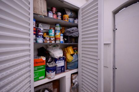 Casa à venda com 560m², 5 quartos e 4 vagasCorredor de acesso lateral - Dispensa