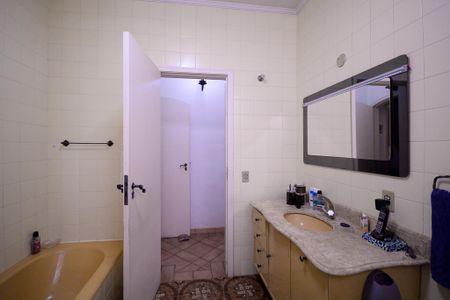 Casa à venda com 560m², 5 quartos e 4 vagasBanheiro da Suíte