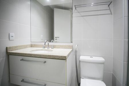 Apartamento para alugar com 77m², 2 quartos e 1 vaga Apartamento para alugar com 77m², 2 quartos e 1 vagaBanheiro da Suíte 1