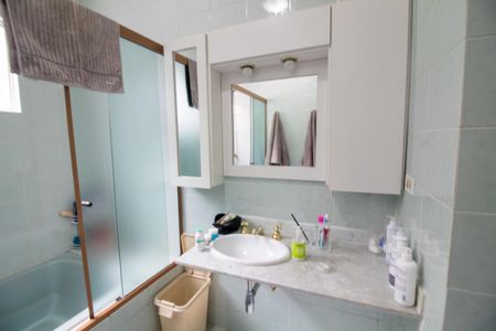 Casa à venda com 320m², 4 quartos e 4 vagas Casa à venda com 320m², 4 quartos e 4 vagasBanheiro da Suíte