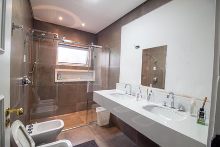 Casa à venda com 320m², 4 quartos e 4 vagas Casa à venda com 320m², 4 quartos e 4 vagasBanheiro