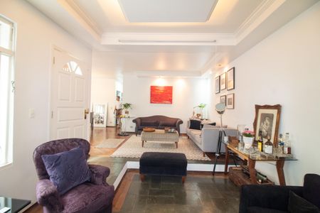 Casa à venda com 320m², 4 quartos e 4 vagas Casa à venda com 320m², 4 quartos e 4 vagasSala