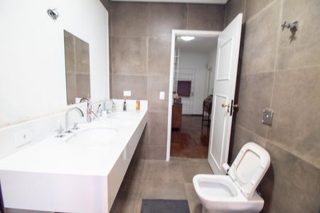 Casa à venda com 320m², 4 quartos e 4 vagas Casa à venda com 320m², 4 quartos e 4 vagasBanheiro