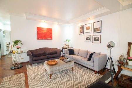 Casa à venda com 320m², 4 quartos e 4 vagas Casa à venda com 320m², 4 quartos e 4 vagasSala