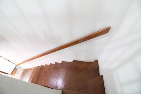 Casa à venda com 320m², 4 quartos e 4 vagas Casa à venda com 320m², 4 quartos e 4 vagasEscada