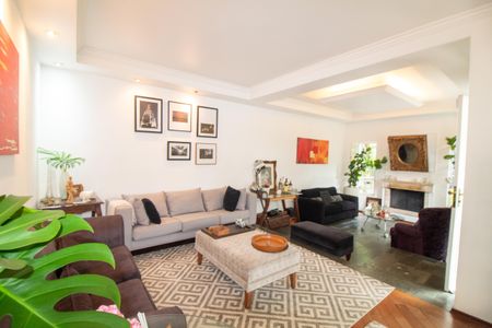 Casa à venda com 320m², 4 quartos e 4 vagas Casa à venda com 320m², 4 quartos e 4 vagasSala