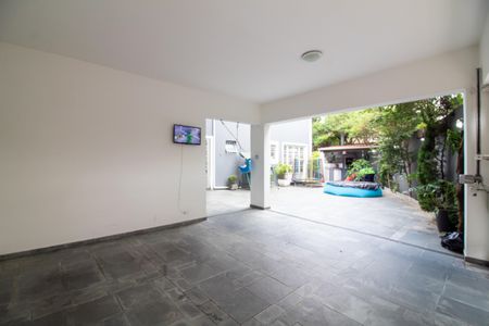 Casa à venda com 320m², 4 quartos e 4 vagas Casa à venda com 320m², 4 quartos e 4 vagasQuintal / Garagem