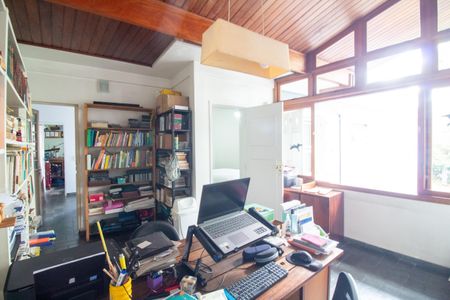 Casa à venda com 320m², 4 quartos e 4 vagas Casa à venda com 320m², 4 quartos e 4 vagasEscritório