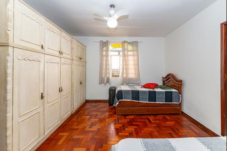 Casa à venda com 325m², 6 quartos e 2 vagas Casa à venda com 325m², 6 quartos e 2 vagasSuíte