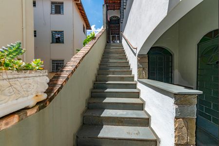 Casa à venda com 325m², 6 quartos e 2 vagas Casa à venda com 325m², 6 quartos e 2 vagasEscada