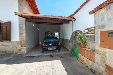 Casa à venda com 325m², 6 quartos e 2 vagas Casa à venda com 325m², 6 quartos e 2 vagasGaragem