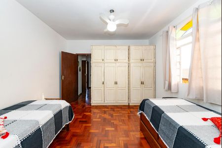 Casa à venda com 325m², 6 quartos e 2 vagas Casa à venda com 325m², 6 quartos e 2 vagasSuíte