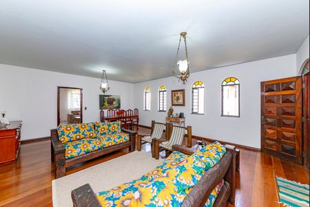 Casa à venda com 325m², 6 quartos e 2 vagas Casa à venda com 325m², 6 quartos e 2 vagasSala 1