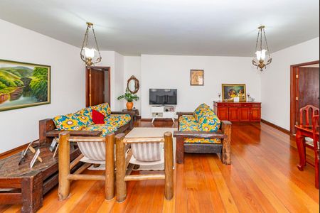 Casa à venda com 325m², 6 quartos e 2 vagas Casa à venda com 325m², 6 quartos e 2 vagasSala 1