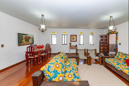 Casa à venda com 325m², 6 quartos e 2 vagas Casa à venda com 325m², 6 quartos e 2 vagasSala 1