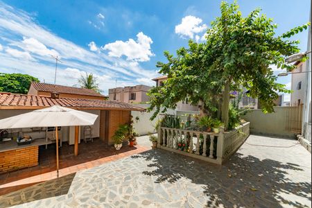 Casa à venda com 325m², 6 quartos e 2 vagas Casa à venda com 325m², 6 quartos e 2 vagasQuintal