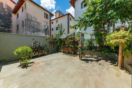 Casa à venda com 325m², 6 quartos e 2 vagas Casa à venda com 325m², 6 quartos e 2 vagasQuintal