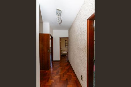 Casa à venda com 325m², 6 quartos e 2 vagas Casa à venda com 325m², 6 quartos e 2 vagasCorredor