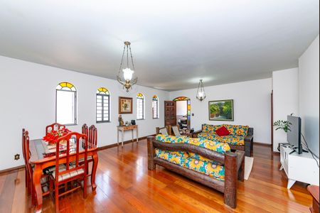 Casa à venda com 325m², 6 quartos e 2 vagas Casa à venda com 325m², 6 quartos e 2 vagasSala 1