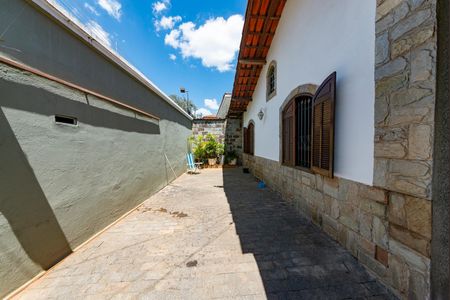 Casa à venda com 325m², 6 quartos e 2 vagas Casa à venda com 325m², 6 quartos e 2 vagasGaragem